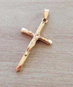 DIJE DE ACERO DORADO CRUZ PALITO CON CRISTO. 29 X 50 MM