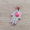 DIJE DE ACERO MANO DE FATIMA CON ESMALTE CORAL. 22 X 35 MM