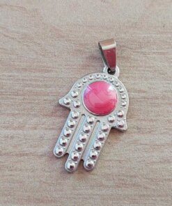 DIJE DE ACERO MANO DE FATIMA CON ESMALTE CORAL. 22 X 35 MM