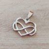DIJE DE ACERO CORAZÓN CON INFINITO ENTRELAZADO. MEDIDA 25 X 20 MM