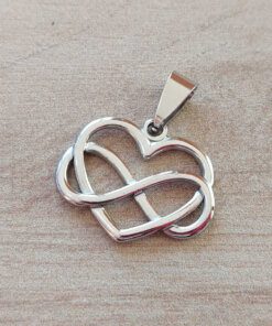 DIJE DE ACERO CORAZÓN CON INFINITO ENTRELAZADO. MEDIDA 25 X 20 MM