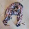 PASHMINA ESTAMPADA FONDO MARFIL CON DETALLES ROSA Y GRIS, BORLAS EN EXTREMOS. 90 X 180 CM.