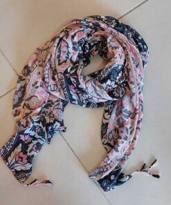 PASHMINA ESTAMPADA FONDO MARFIL CON DETALLES ROSA Y GRIS, BORLAS EN EXTREMOS. 90 X 180 CM.