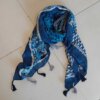 PASHMINA TRAMADA ESTAMPADA EN TONOS AZULES, BORLAS EN EXTREMOS. 90 X 180 CM.