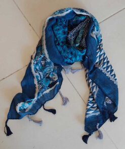 PASHMINA TRAMADA ESTAMPADA EN TONOS AZULES, BORLAS EN EXTREMOS. 90 X 180 CM.
