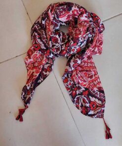 PASHMINA ESTAMPADA FONDO BEIGE Y DETALLES ROJOS Y NEGROS, BORLAS EN EXTREMOS. 90 X 180 CM.