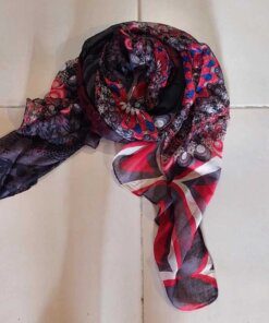 PASHMINA ESTAMPADA, NEGRO Y ROJO CON CORAZONES. MEDIDAS: 80 X 180 CM.