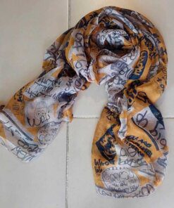 PASHMINA ESTAMPADA, FONDO MAIZ CON ESCRITURA. MEDIDAS: 80 X 180 CM.