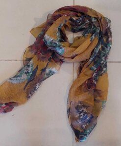 PASHMINA ESTAMPADA, FONDO MAIZ Y FLORES. MEDIDAS: 80 X 180 CM.