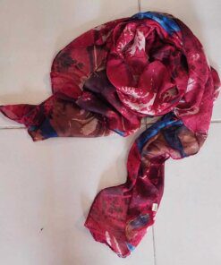 PASHMINA ESTAMPADA, FONDO BORDO CON FLORES. MEDIDAS: 80 X 180 CM.