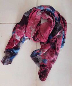 PASHMINA ESTAMPADA, FONDO GRIS CON FLORES. MEDIDAS: 80 X 180 CM.