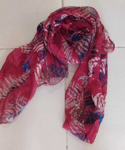 PASHMINA ESTAMPADA, FONDO BORDO CON HOJAS. MEDIDAS: 80 X 180 CM.