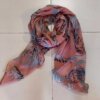 PASHMINA ESTAMPADA, FONDO ROSA CON HOJAS. MEDIDAS: 80 X 180 CM.