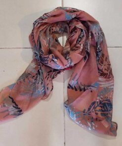PASHMINA ESTAMPADA, FONDO ROSA CON HOJAS. MEDIDAS: 80 X 180 CM.