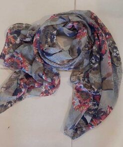 PASHMINA ESTAMPADA, FONDO GRIS Y FLORES. MEDIDAS: 80 X 180 CM.