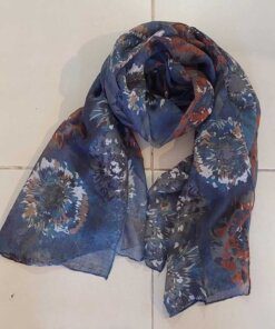 PASHMINA ESTAMPADA, FONDO AZUL Y FLORES. MEDIDAS: 80 X 180 CM.