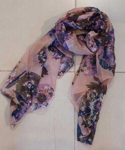PASHMINA ESTAMPADA, FONDO ROSA Y FLORES. MEDIDAS: 80 X 180 CM.