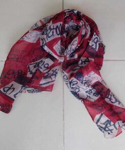 PASHMINA ESTAMPADA, FONDO BORDO CON ESCRITURA. MEDIDAS: 80 X 180 CM.