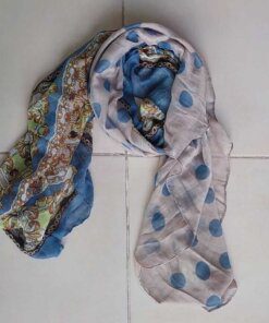 PASHMINA ESTAMPADA CON LUNARES Y CADENAS AZUL JEAN Y BEIGE. 100 X 180 CM.