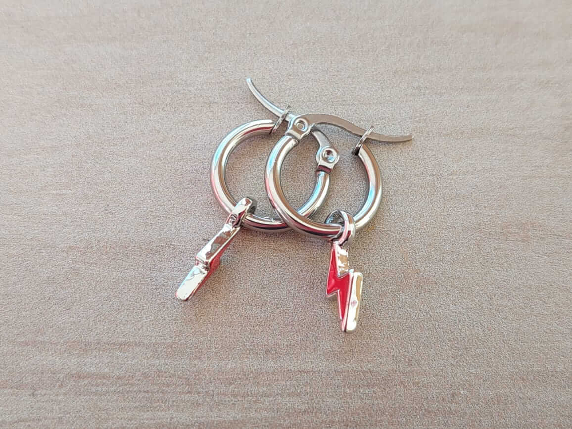 ARO DE ACERO ARGOLLA 14 MM CON RAYO ESMALTADO ROJO