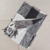PASHMINA TRAMADA CON FLECOS Y CUADRANTES EN TONOS BLANCO, GRIS Y NEGRO. 70 X 180 CM.