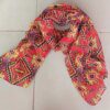 PASHMINA ESTAMPADA ROMBOS FONDO ROJO CON DETALLES AMARILLOS Y LILA. 85 X 180 CM.