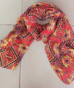 PASHMINA ESTAMPADA ROMBOS FONDO ROJO CON DETALLES AMARILLOS Y LILA. 85 X 180 CM.