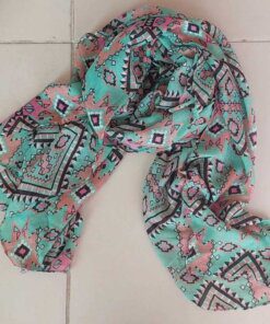 PASHMINA ESTAMPADA ROMBOS FONDO VERDE AQUA CON DETALLES ARENA Y FUCSIA. 85 X 180 CM.