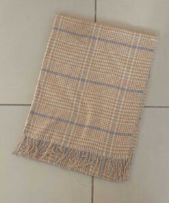 BUFANDA ESCOCESA CON FLECOS COLOR BEIGE CON GRIS. MEDIDAS APROX. 70 X 180 CM