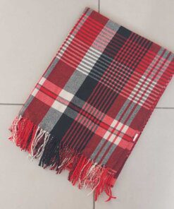 BUFANDA ESCOCESA CON FLECOS COLOR ROJO CON NEGRO Y CRUDO. MEDIDAS APROX. 70 X 180 CM