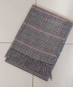 BUFANDA ESCOCESA CON FLECOS COLOR BEIGE CON NEGRO. MEDIDAS APROX. 70 X 180 CM