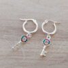 ARO DE ACERO BLANCO ARGOLLA 14 MM CON DIJE CORAZÓN STRASS MULTICOLOR COLGANTE. LARGO TOTAL 37 MM