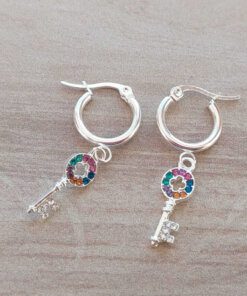 ARO DE ACERO BLANCO ARGOLLA 14 MM CON DIJE CORAZÓN STRASS MULTICOLOR COLGANTE. LARGO TOTAL 37 MM