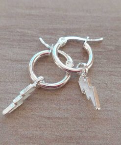 ARO DE ACERO BLANCO ARGOLLA 15 MM CON DIJE RAYO ESMALTADO EN BLANCO COLGANTE. LARGO TOTAL 31 MM