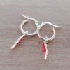 ARO DE ACERO BLANCO ARGOLLA 15 MM CON DIJE RAYO ESMALTADO EN ROJO COLGANTE. LARGO TOTAL 31 MM