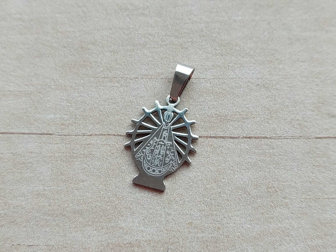 DIJE DE ACERO VIRGEN DE LUJAN. MEDIDAS 16 X 21 MM