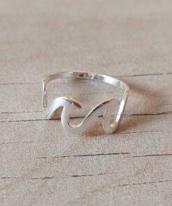 ANILLO DE PLATA CON OLAS. NÚMERO 8. PESO APROX 1.10 GR.