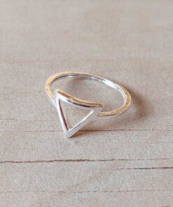 ANILLO DE PLATA TRIANGULO CALADO. NÚMERO 14. PESO APROX 1.34 GR.