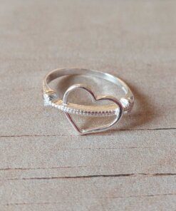 ANILLO DE PLATA CORAZÓN FLECHADO. NÚMERO 12. PESO APROX 1.52 GR.