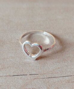 ANILLO DE PLATA CORAZÓN CALADO. NÚMERO 13. PESO APROX 1.20 GR.