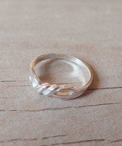 ANILLO DE PLATA ENTRELAZADO CALADO. NÚMERO 14. PESO APROX 1.52 GR.