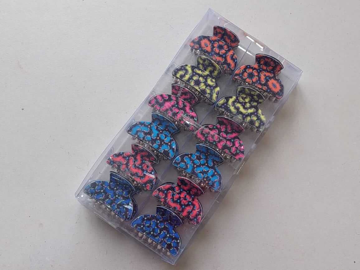 BROCHES DE PLÁSTICO DORADO MEDIANOS ANIMAL PRINT FLUO X 12 UNIDADES. MEDIDA 40 MM.