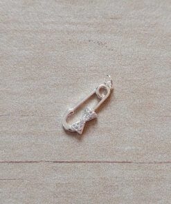 DIJE DE ACERO BLANCO ALFILER MOÑO CON STRASS BLANCO. MICROPAVE. MEDIDAS APROX 7 X 20 MM