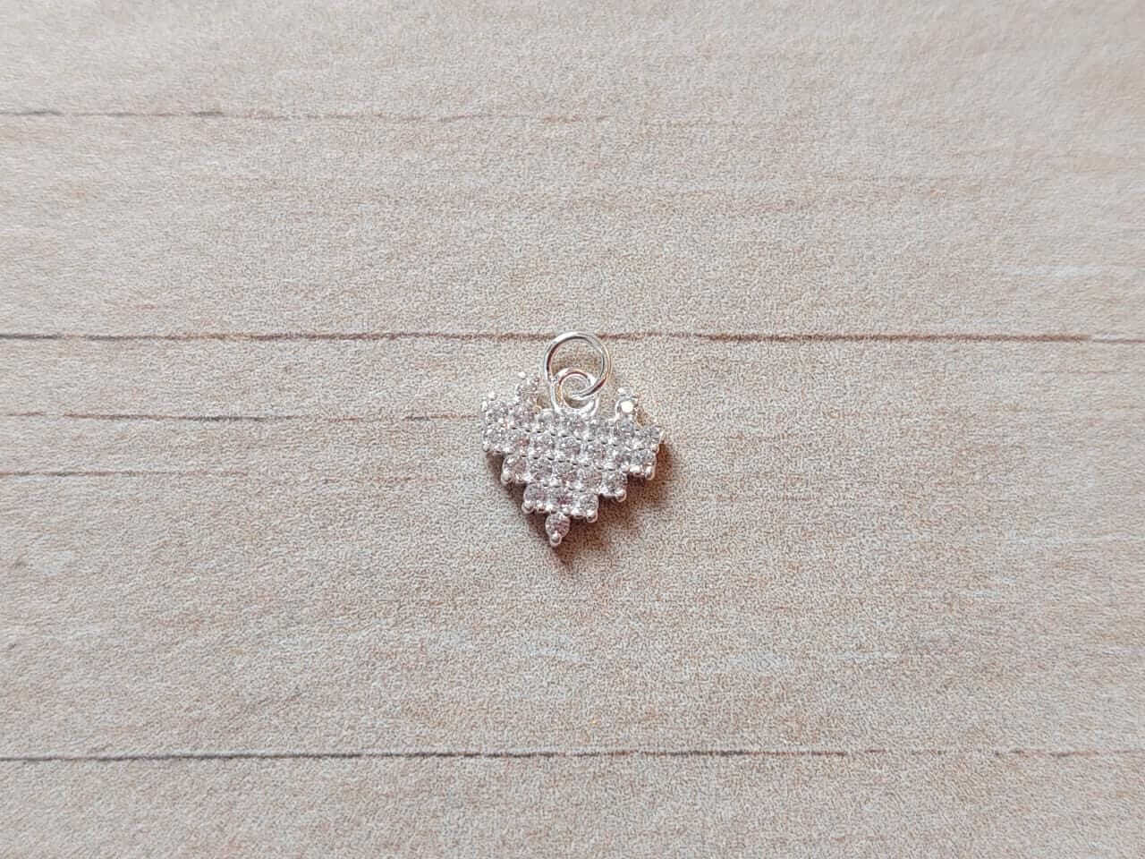 DIJE DE ACERO BLANCO CORAZÓN PIXELADO CON MICROPAVE. MEDIDAS APROX 10 MM
