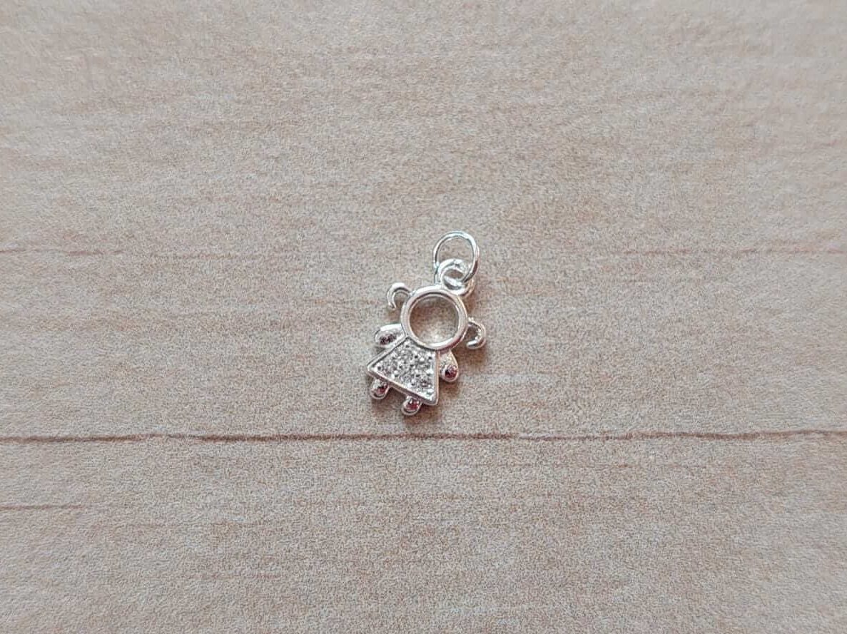 DIJE DE ACERO BLANCO NENA CON STRASS BLANCO. MICROPAVE. MEDIDAS APROX 7 X 10 MM