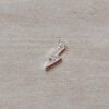 DIJE DE ACERO BLANCO RAYO CON STRASS BLANCO. MICROPAVE. MEDIDAS APROX LARGO 11 MM