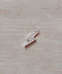 DIJE DE ACERO BLANCO RAYO CON STRASS BLANCO. MICROPAVE. MEDIDAS APROX LARGO 11 MM