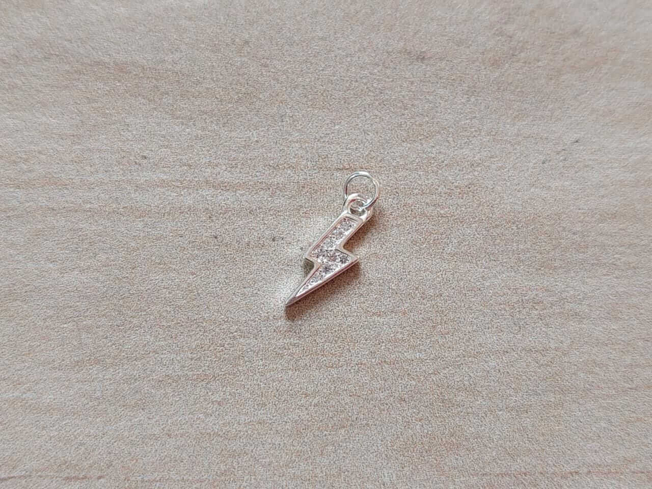 DIJE DE ACERO BLANCO RAYO CON STRASS BLANCO. MICROPAVE. MEDIDAS APROX LARGO 11 MM