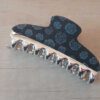 BROCHES DE PLÁSTICO 90 MM PLATEADO CON ACRÍLICO NEGRO C/FLORES X 12 UNIDADES