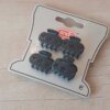 PACK DE 12 BLISTER BROCHES DE PLÁSTICO 25 MM CON FLORCITAS CALADAS X 4 UNIDADES COLOR NEGRO.